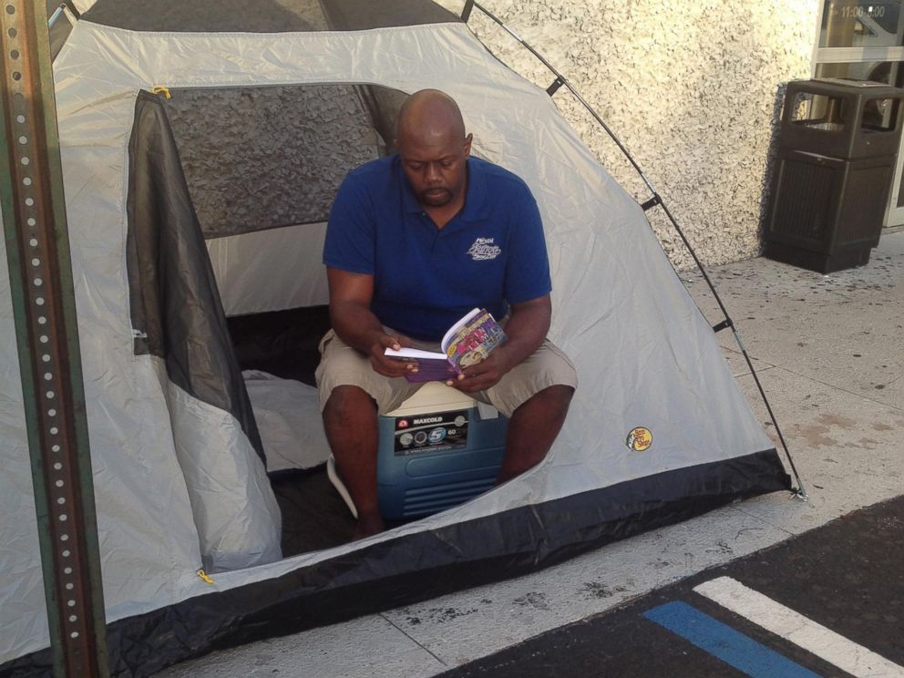 PHOTO: Kevin Sutton is camping out at Best Buy in Orlando, Fla., in order to raise awareness about homelessness and collect donations of canned goods for a food pantry.
